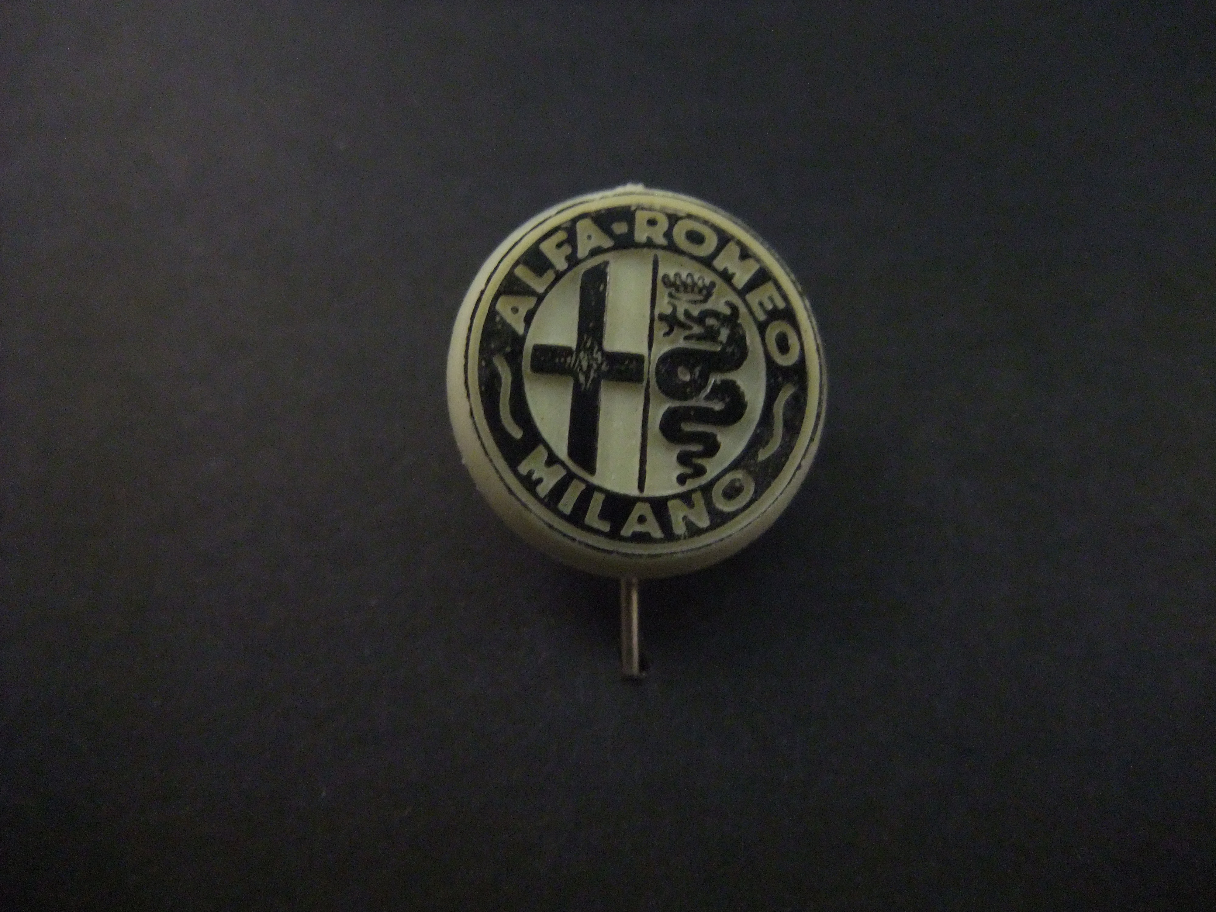Alfa-Romeo Milano Italiaanse autofabrikant zwart-wit logo